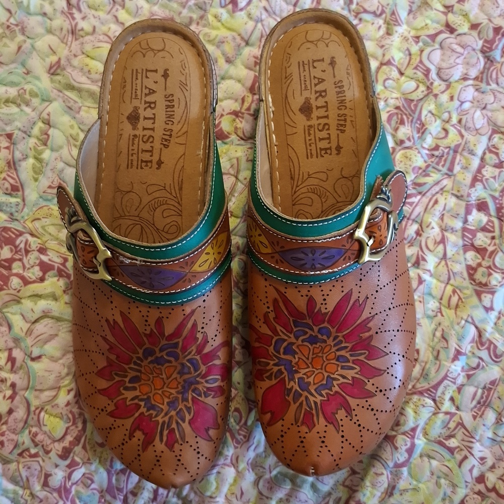 Spring step sz 39, NWT, L'Artisten leather clogs.